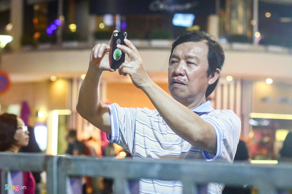 Nhiều người chờ đến khuya để xin hoa đêm bế mạc đường hoa Nguyễn Huệ